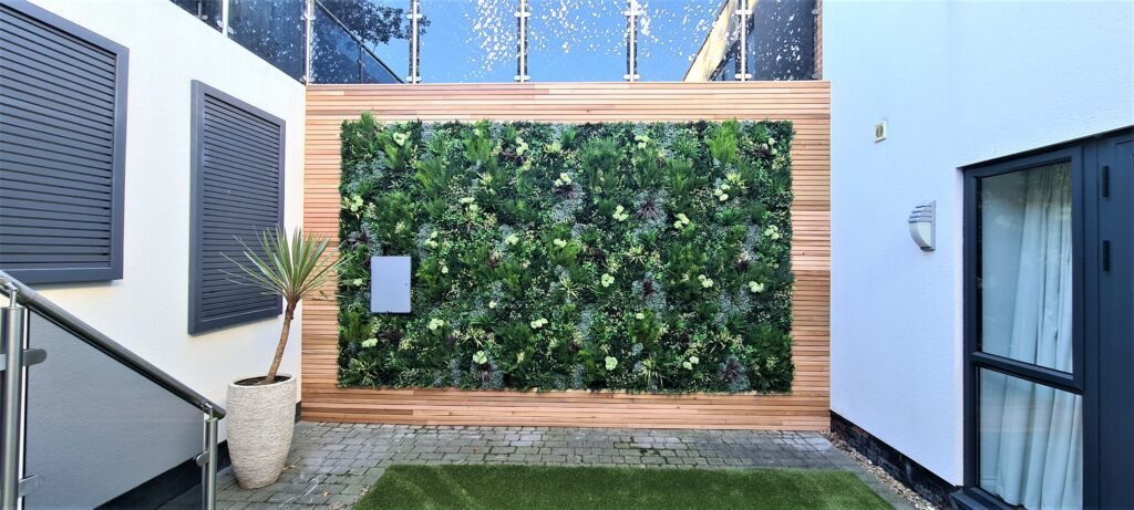 Garden artificial green wall installation by Vistafolia